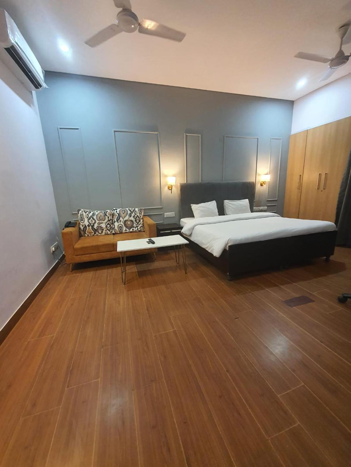 Mallenzo Suites Dlf Phase 1 Gurgaon Exterior foto